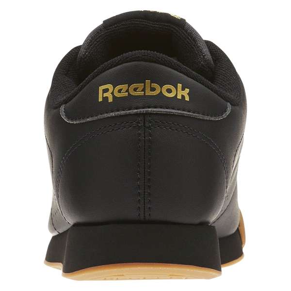 Destaca por su amortiguación y estilo atemporal, con un diseño limpio en la parte superior que incluye perforaciones y costuras sutiles. image number 3