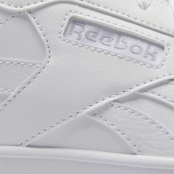 El estilo Reebok que te encanta en una silueta clásica de tenis vintage que se puede usar de manera elegante o informal. image number 7