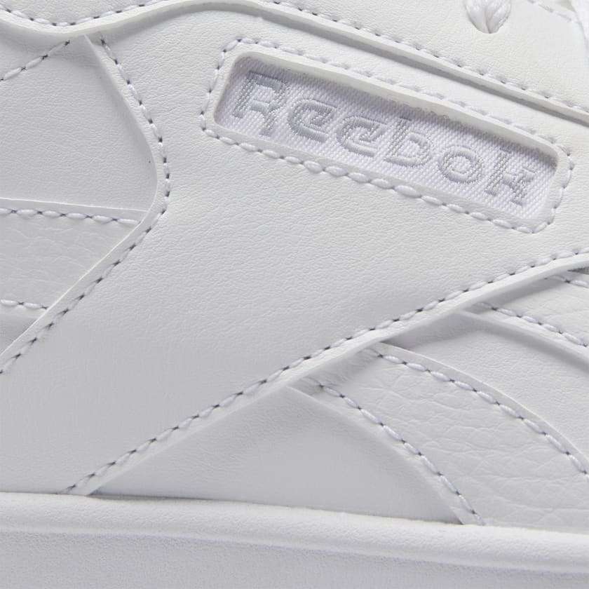 El estilo Reebok que te encanta en una silueta clásica de tenis vintage que se puede usar de manera elegante o informal. image number 7