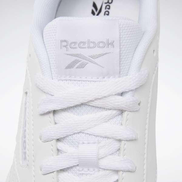 El estilo Reebok que te encanta en una silueta clásica de tenis vintage que se puede usar de manera elegante o informal. image number 4