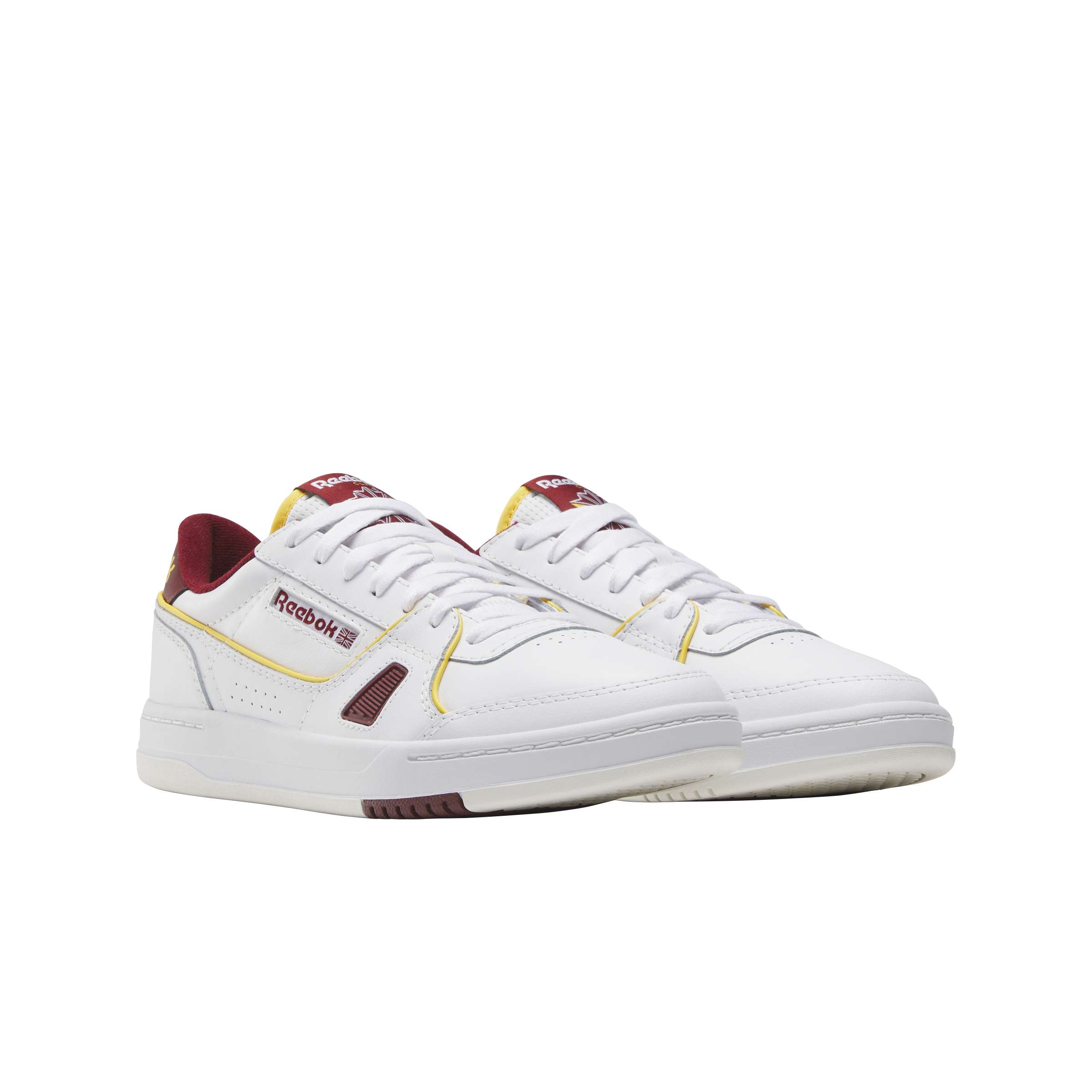 Los tenis LT Court reflejan el legado deportivo de Reebok sacada de los archivos de los años 90 y el Y2K, inspirado en las camisetas de competencia.
