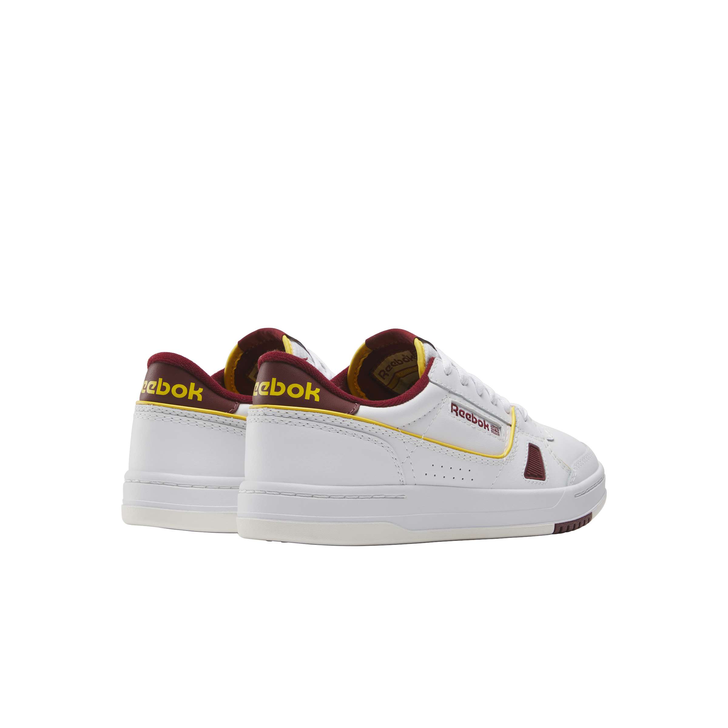 Los tenis LT Court reflejan el legado deportivo de Reebok sacada de los archivos de los años 90 y el Y2K, inspirado en las camisetas de competencia.