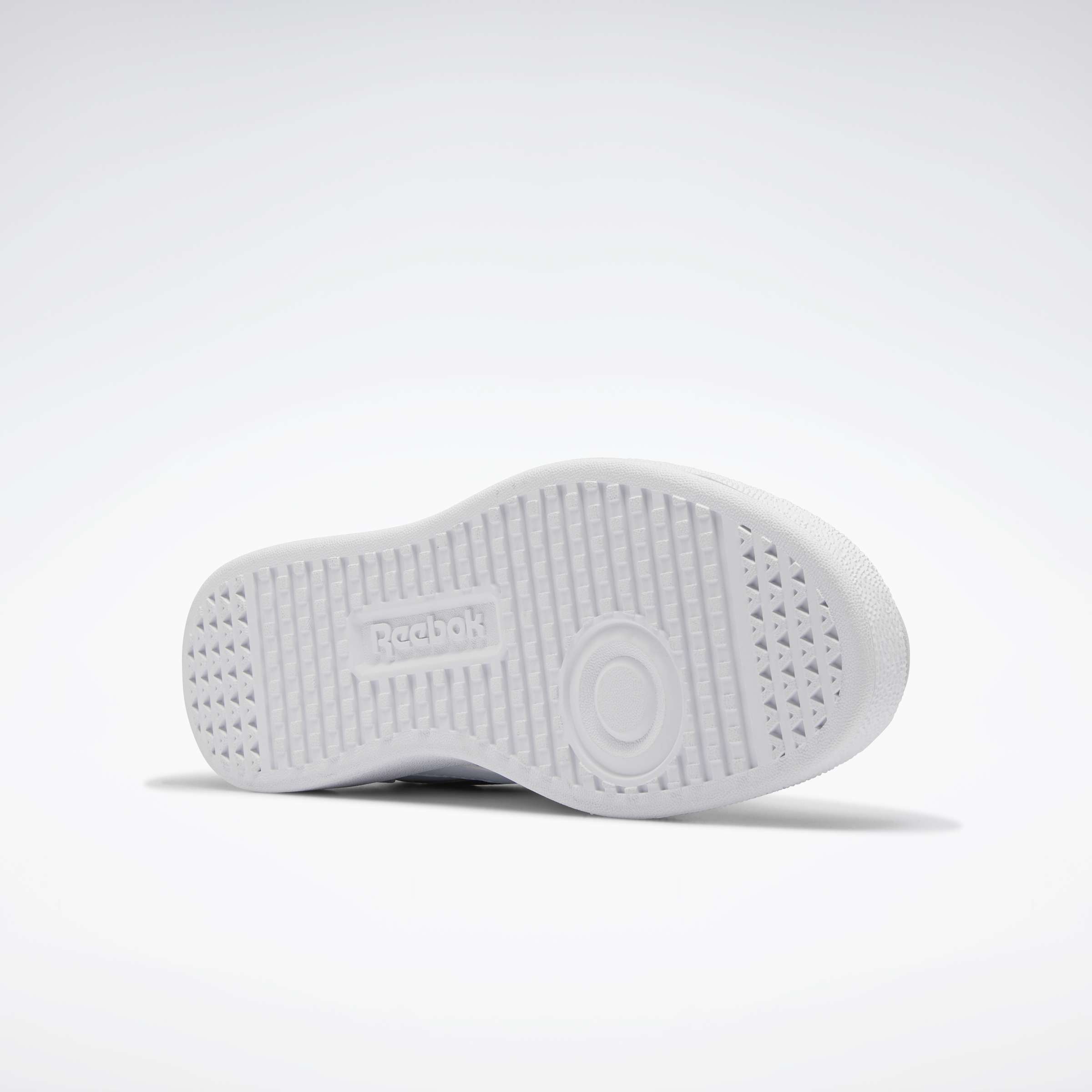 Una solueta icónica, nítida, limpia y totalmente Reebok. Átate estos tenis y combínalos con casi cualquier cosa. image number 4