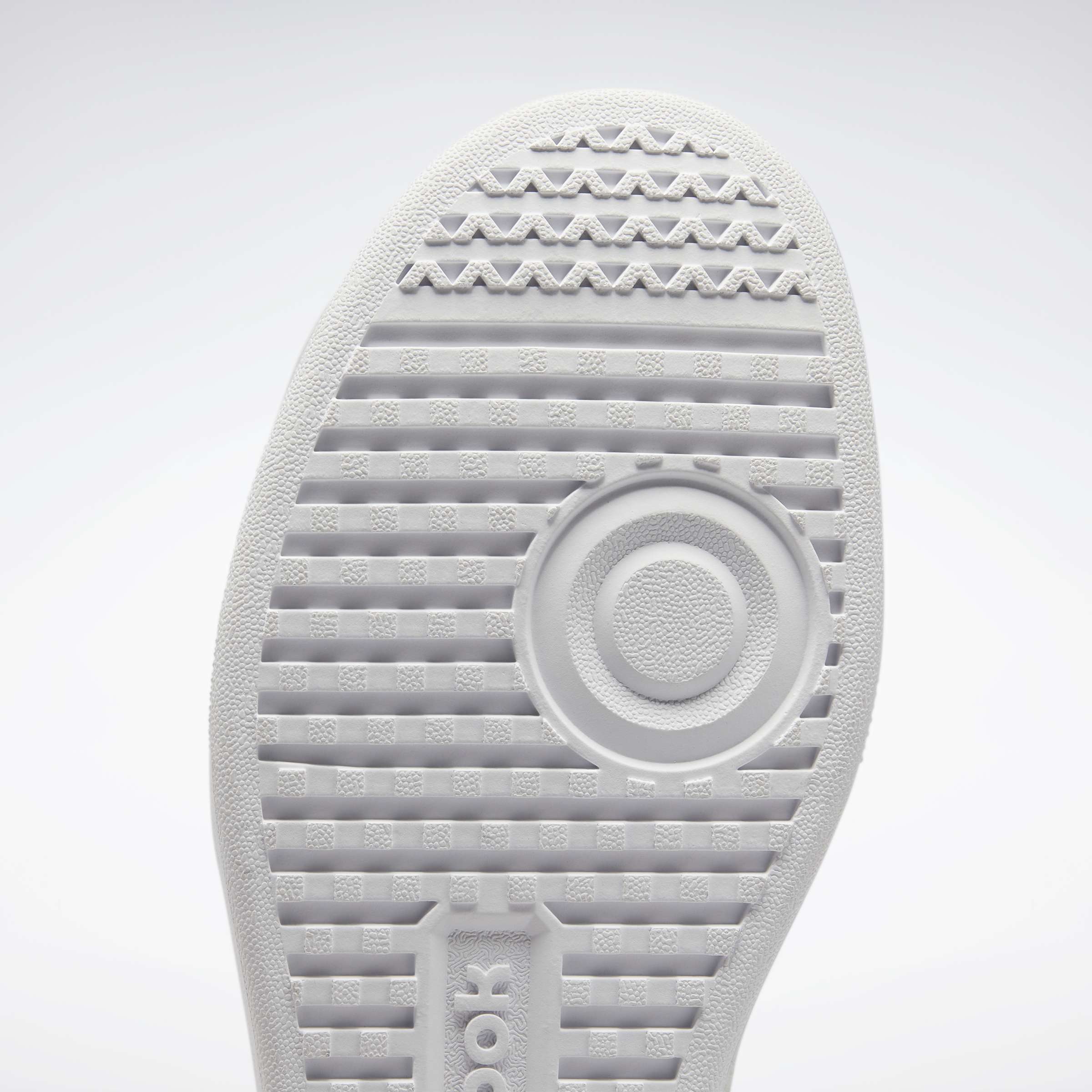 Una solueta icónica, nítida, limpia y totalmente Reebok. Átate estos tenis y combínalos con casi cualquier cosa. image number 7