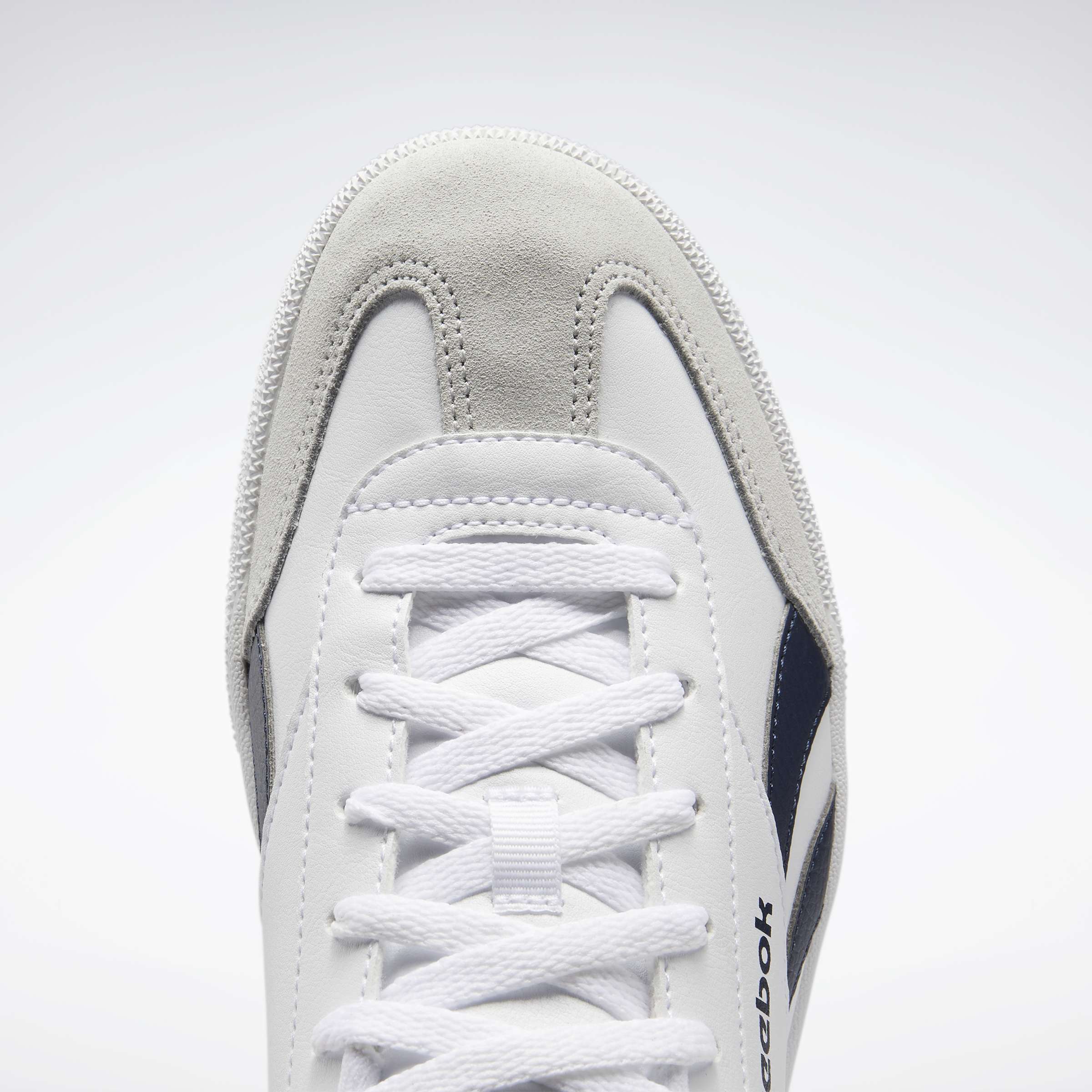 Una solueta icónica, nítida, limpia y totalmente Reebok. Átate estos tenis y combínalos con casi cualquier cosa. image number 8