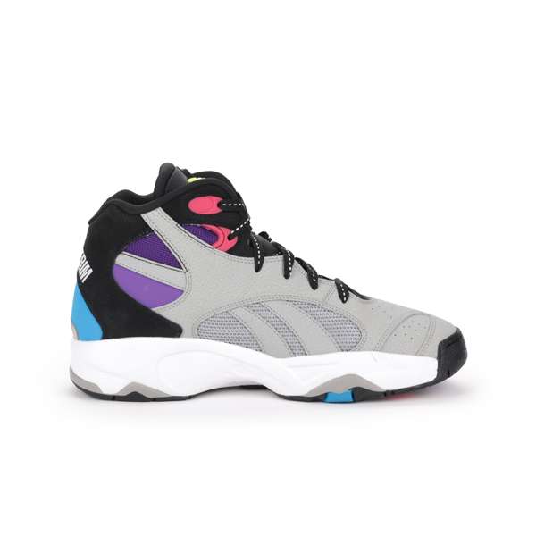 Tenis ATR Pump Vertical El modelo Pump Vertical, lanzado originalmente en 1993, formaba parte de la legendaria línea Above the Rim de Reebok.