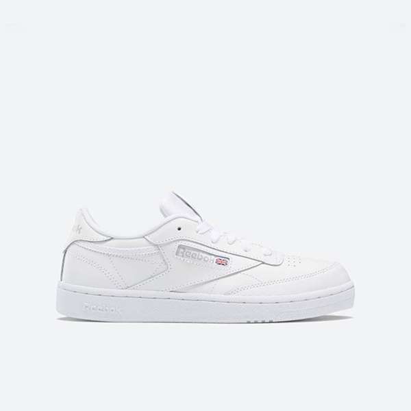 Tenis Club C Combina un estilo skate con un diseño audaz y colores neutros, lo que los hace versátiles y fáciles de combinar con cualquier atuendo.