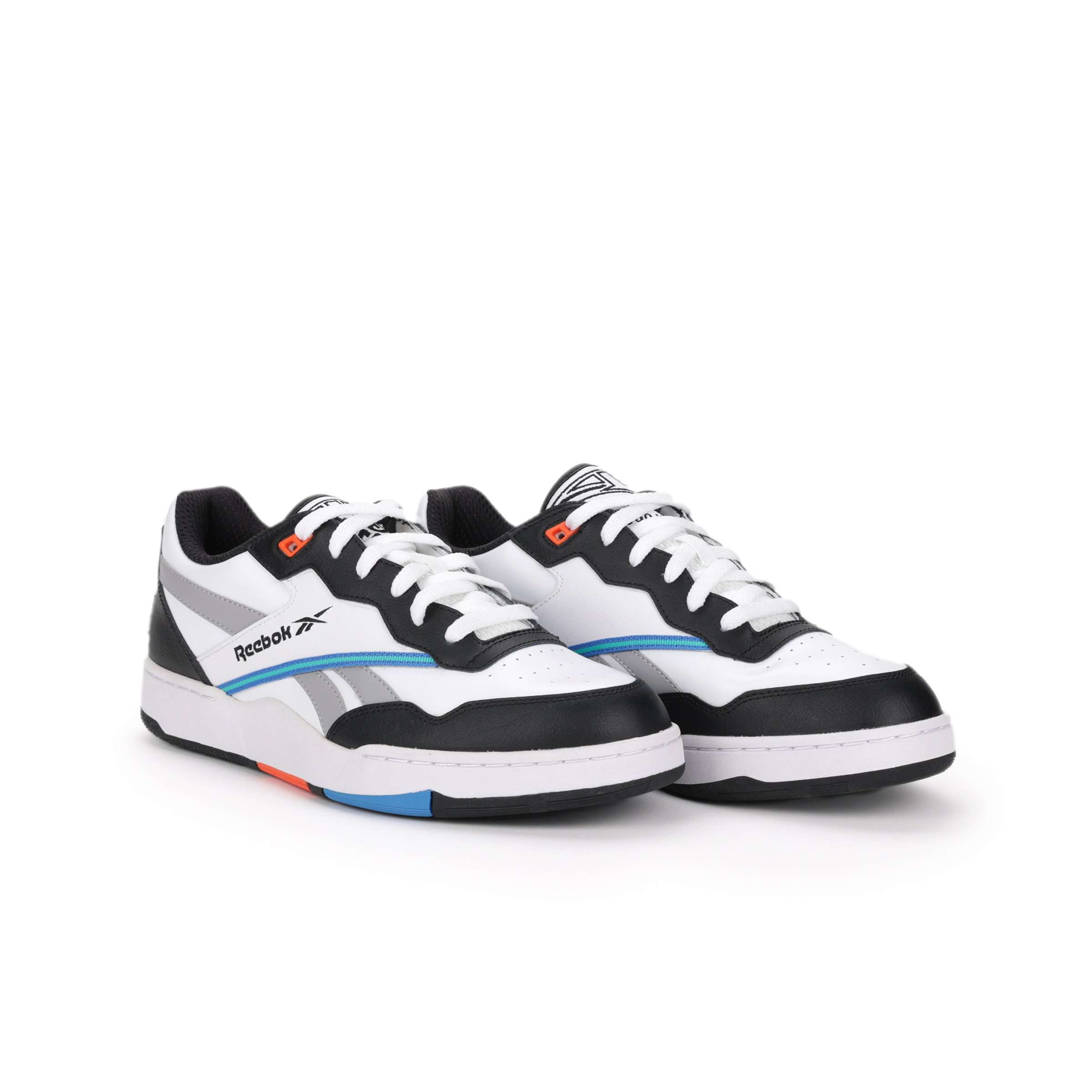 Siéntete como si hubieras encontrado un par de tenis Reebok antiguos en el sótano de alguien. Esa es la vibra de tus próximos BB 4000 II.