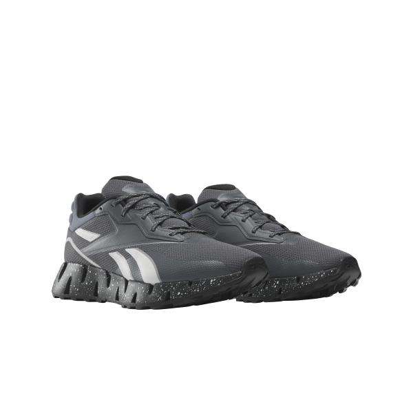 No te conformes con tenis aburridos; elige los tenis con la icónica entresuela Reebok Zig ofrecen un diseño robusto que realzará tu estilo.