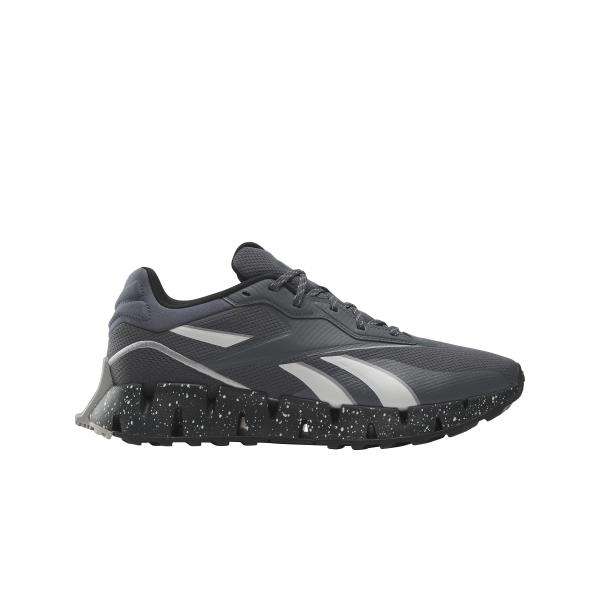 No te conformes con tenis aburridos; elige los tenis con la icónica entresuela Reebok Zig ofrecen un diseño robusto que realzará tu estilo.