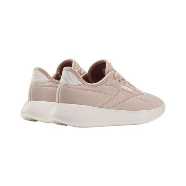 Tenis Active Lite La parte superior transpirable se adapta a cualquier atuendo, y la entresuela y suela de espuma 3D brindan comodidad y flexibilidad.