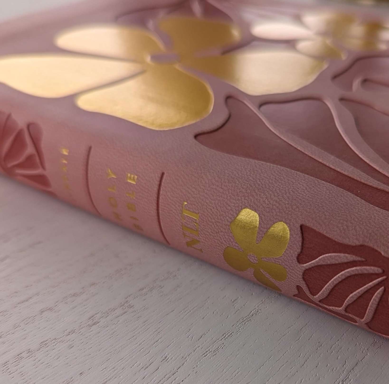 NLT Kids Bible, Thinline Reference Edition, Faux Leather, Tropical Flowers, Dusty Pink, , large image number 3