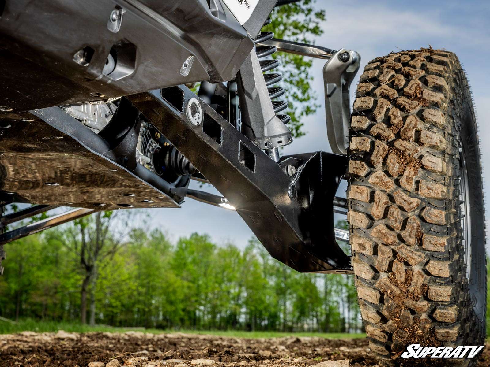 SuperATV Can-Am Maverick X3 64" à bras oscillants arrière à garde au sol élevée
