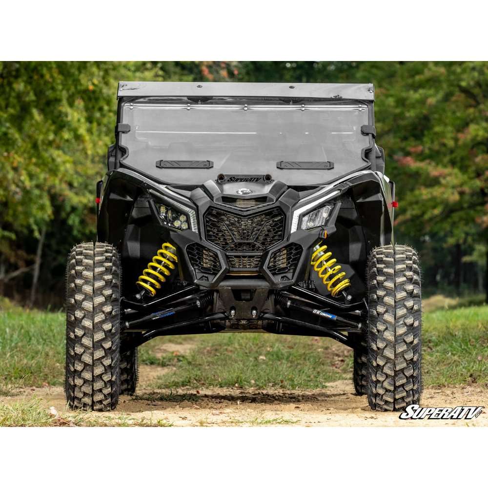SuperATV Can-Am Maverick X3 à garde au sol élevée, bras triangulaires décalés vers l'avant de 2 pouces